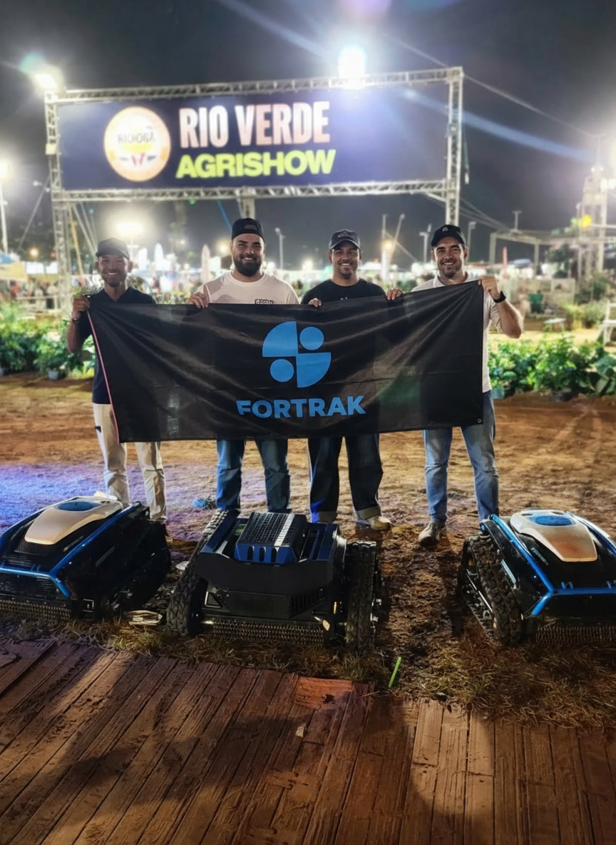 Equipe Fortrak na Rio Verde Agrishow com robôs cortadores